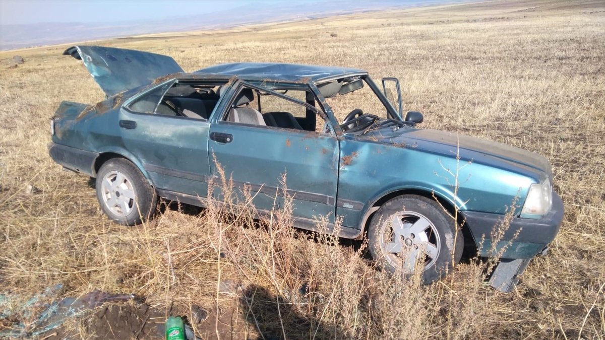 Kars'ta otomobilin şarampole devrilmesi sonucu 3 kişi yaralandı