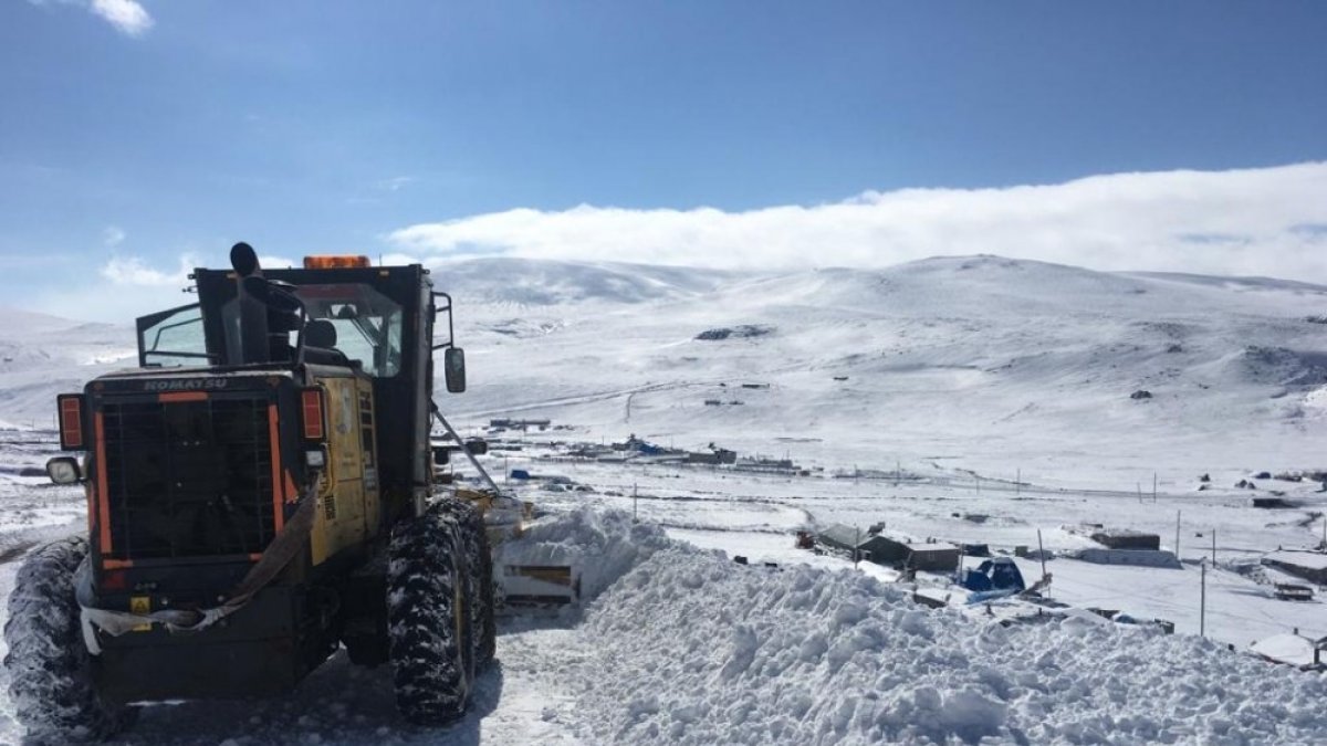 Kars'ta Özel idare ekipleri kapalı yolları tek tek açtı