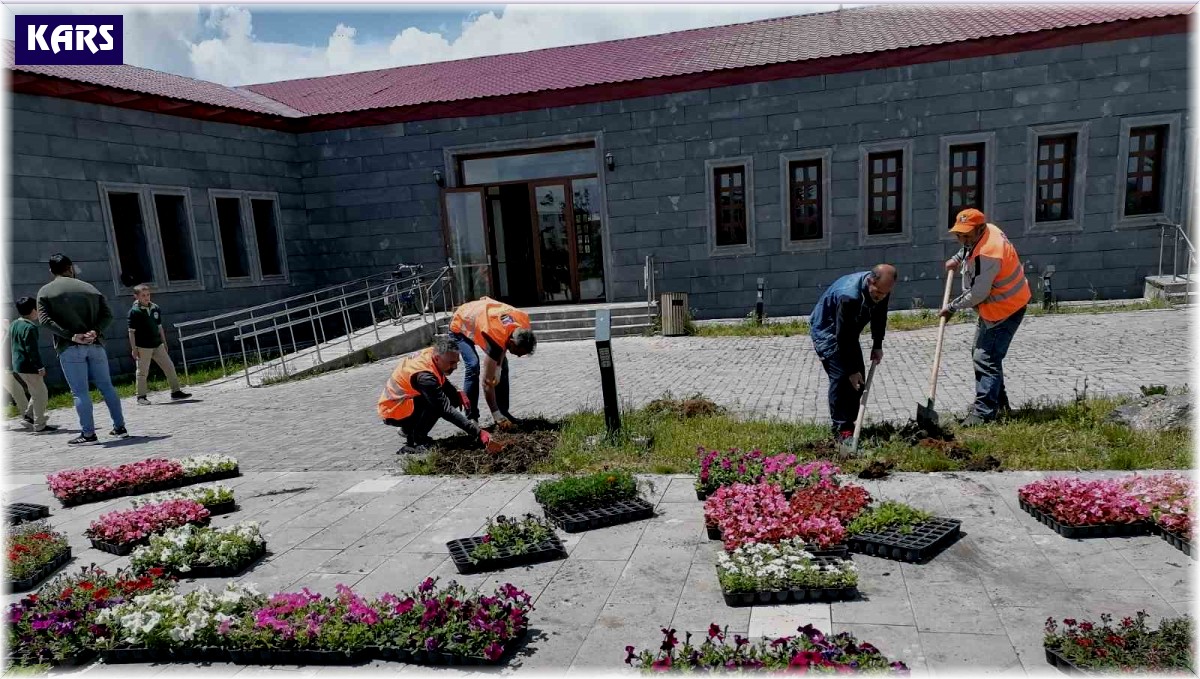 Kars'ta park ve bahçeler çiçek açıyor