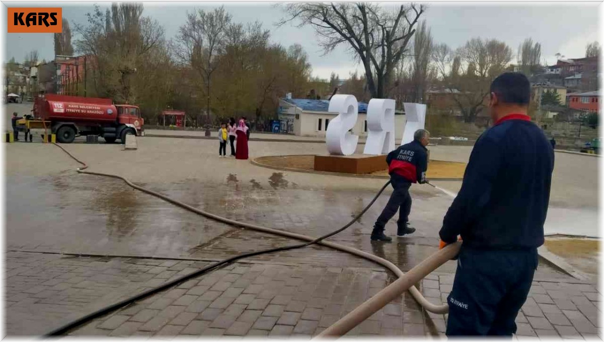 Kars'ta parklarda bahar temizliği