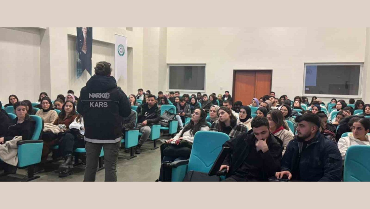 Kars'ta polis 700 üniversite öğrencisine narkotik eğitim verdi