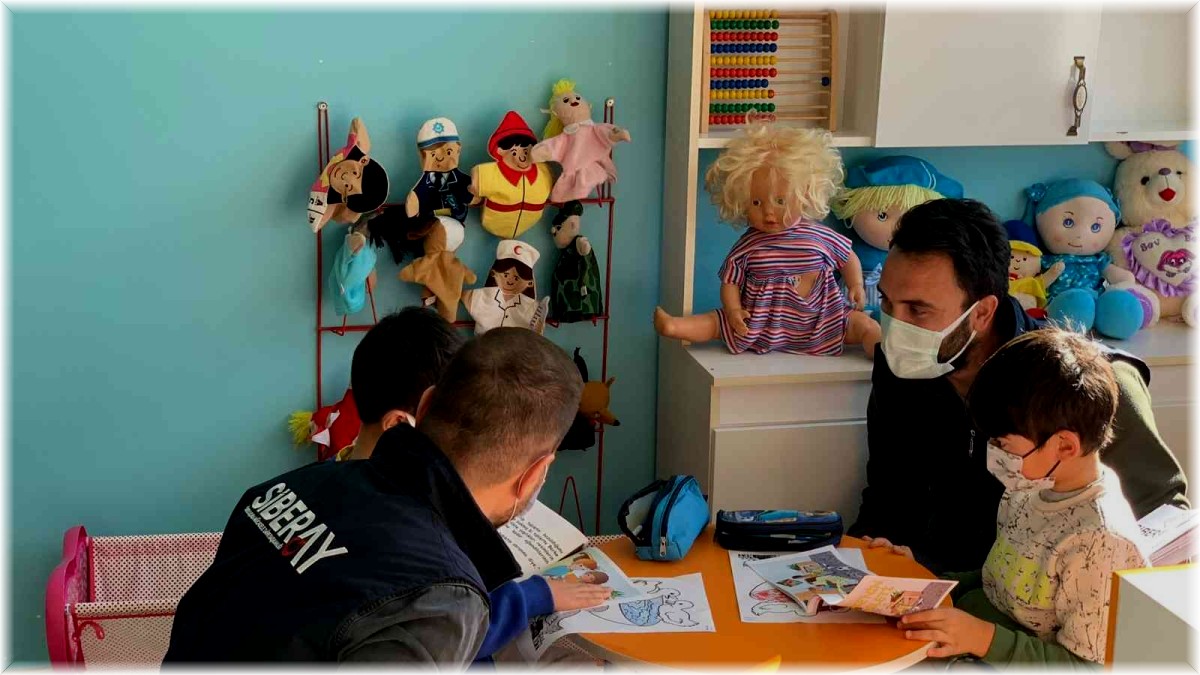 Kars'ta polis çocukları bilgilendirdi