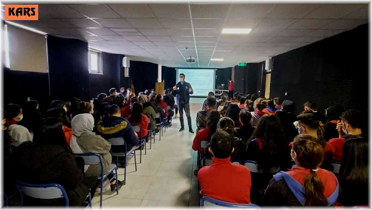 Kars'ta polis lise öğrencilerine bilgilendirdi