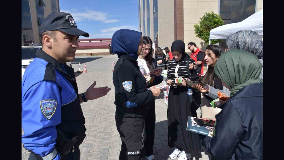 Kars'ta polis üniversite öğrencilerini bilgilendirdi