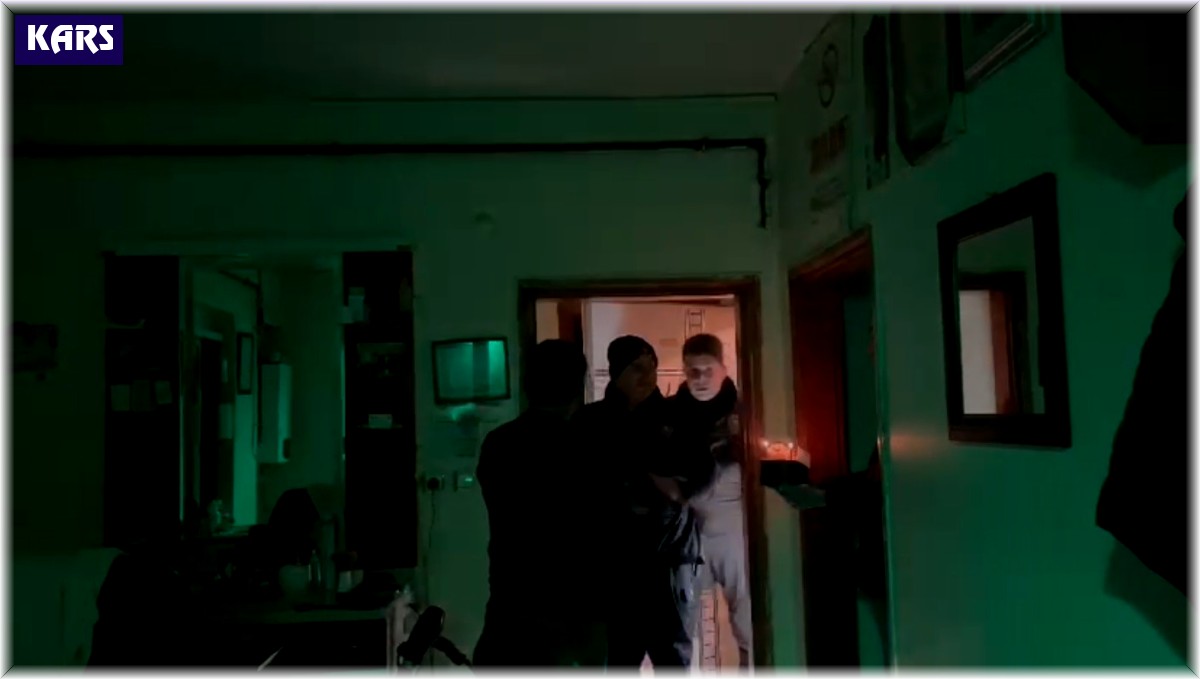 Kars'ta polisi kavga var diye çağırıp pasta kestiler