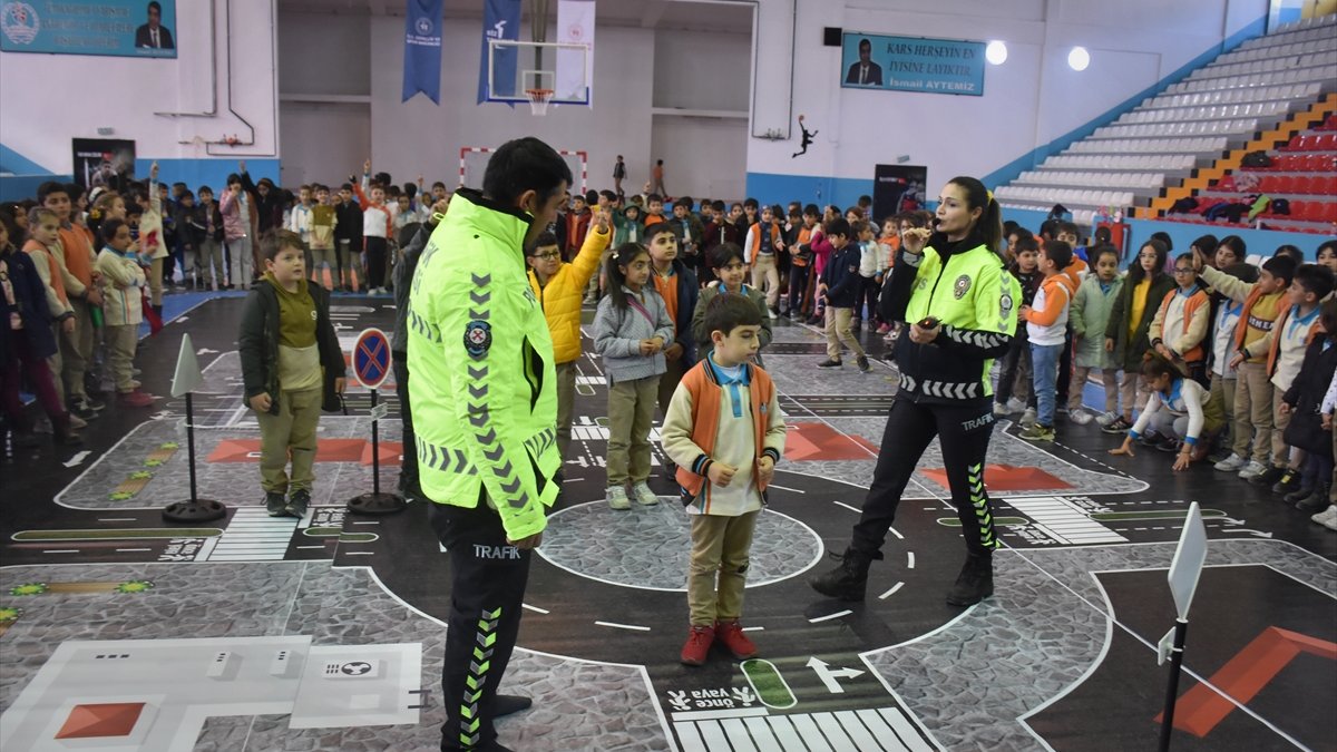 Kars'ta polisler 600 öğrenciye trafik eğitimi verdi