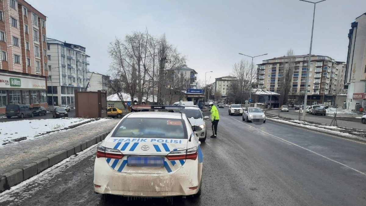 Kars'ta polisten ışıklı ve sesli uyarı denetlemesi