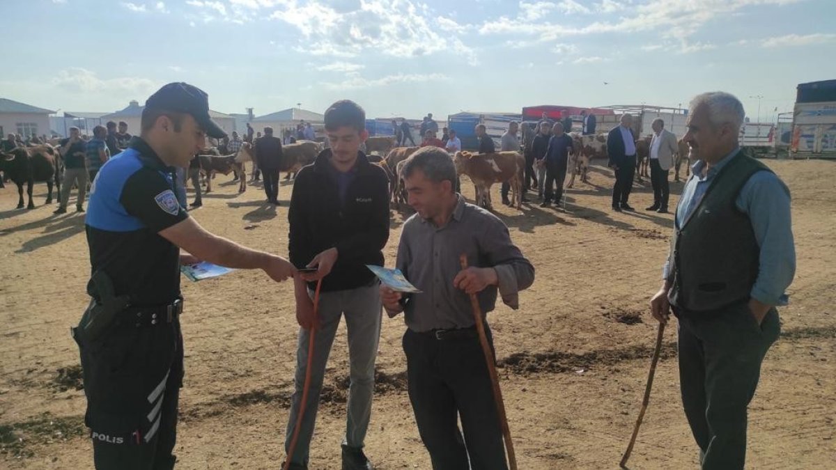 Kars'ta polisten sahte para uyarısı