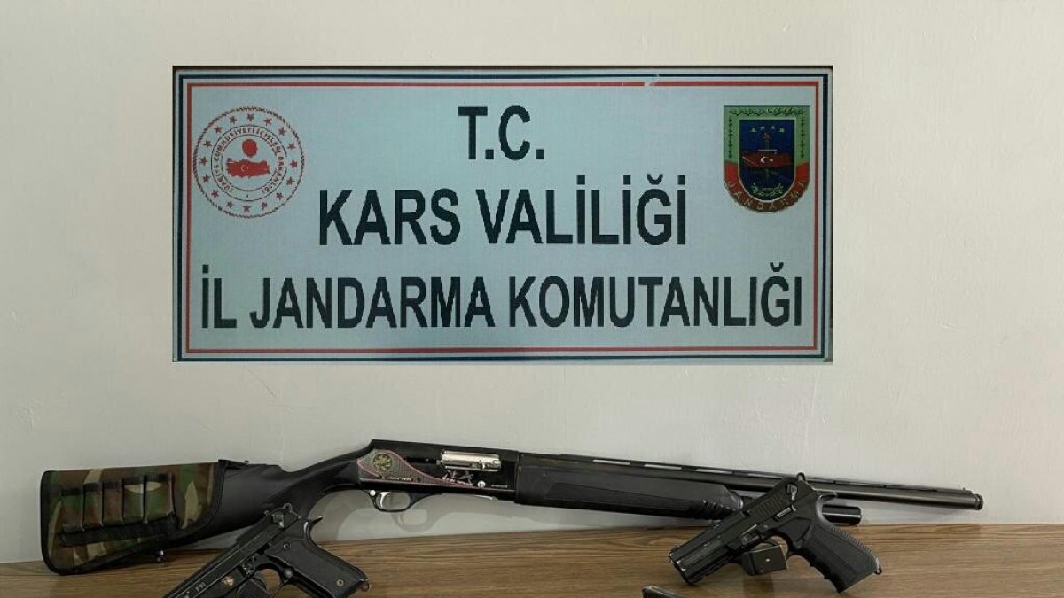 Kars'ta ruhsatsız silahlar ele geçirildi