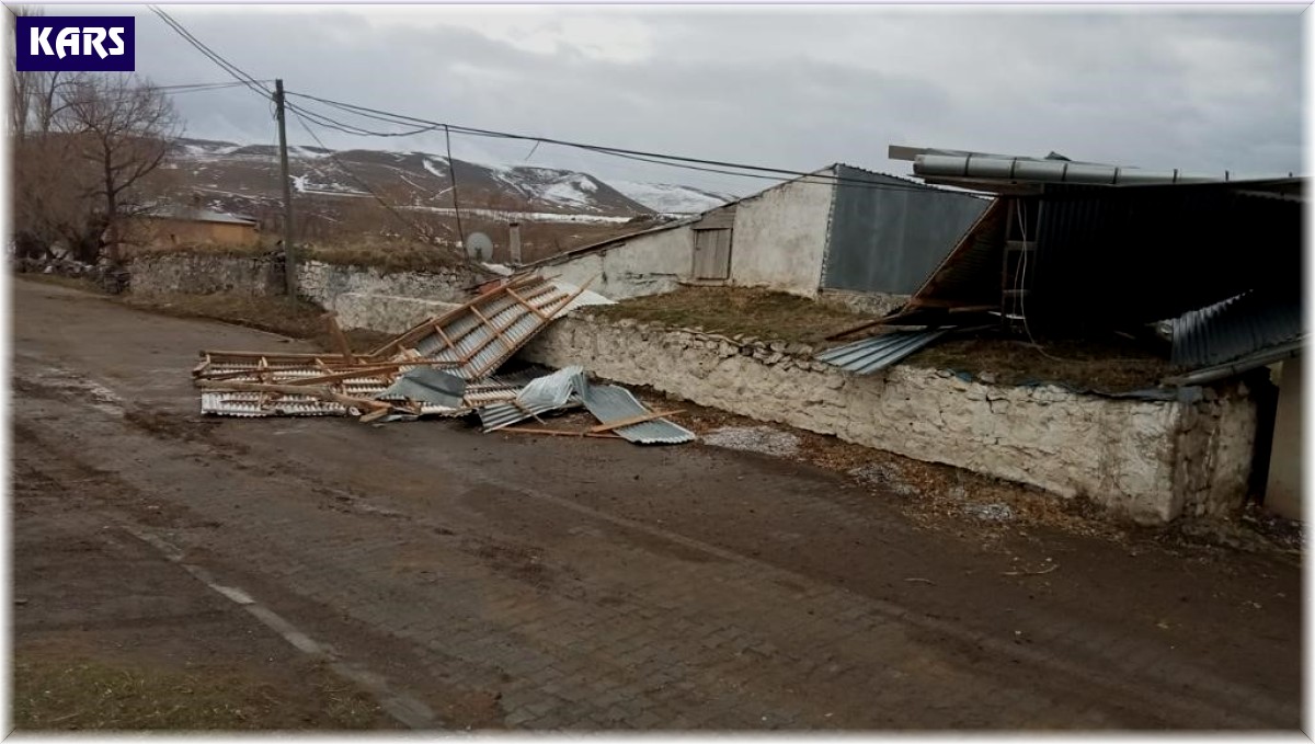 Kars'ta rüzgar çatıları uçurdu