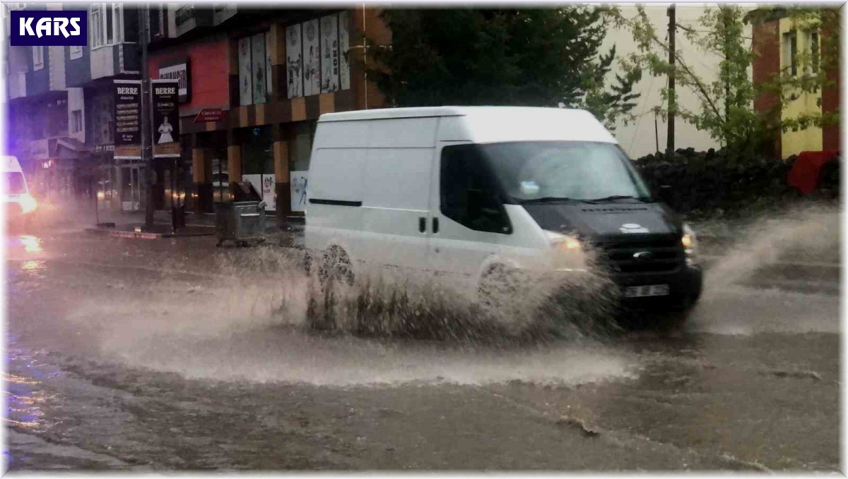 Kars'ta sağanak caddeleri göle çevirdi