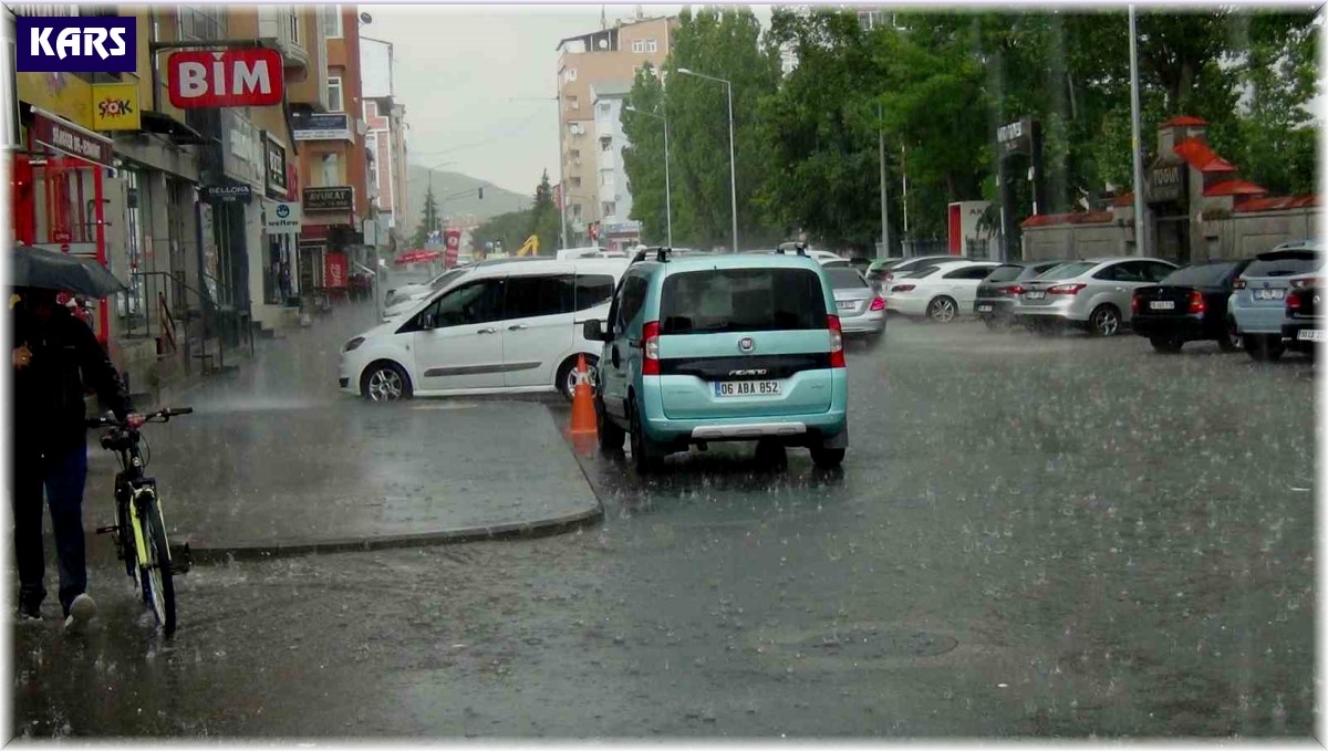 Kars'ta sağanak caddeleri göle çevirdi