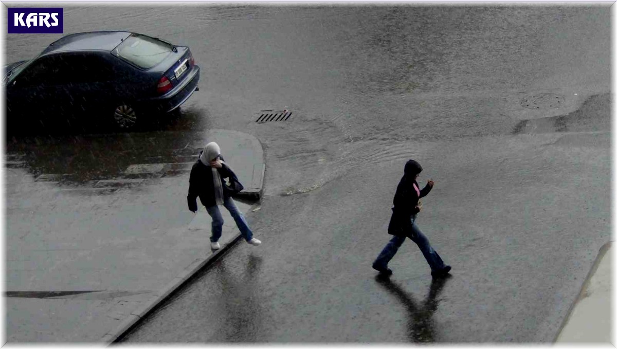 Kars'ta sağanak yağmur caddeler göle döndü