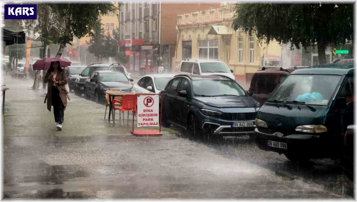 Kars'ta sağanak yağmur: Caddeler göle döndü