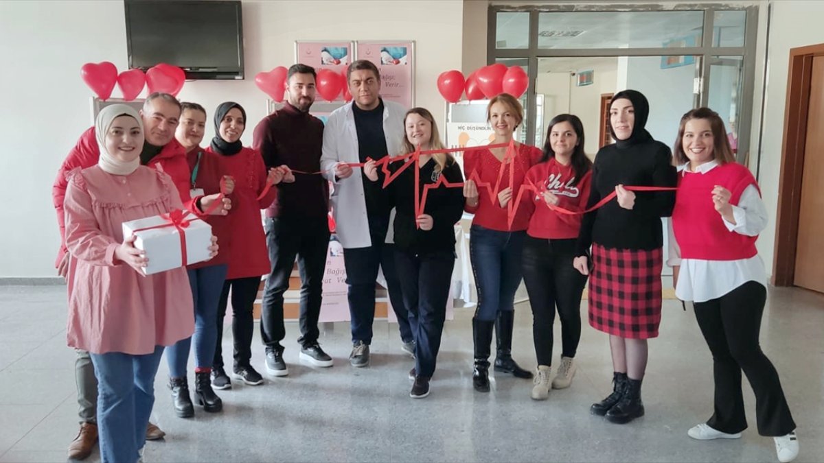 Kars'ta sağlıkçılardan diyaliz hastalarına karanfilli moral ziyareti