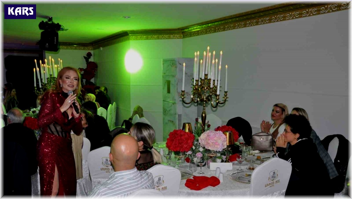 Kars'ta sanatçılar öğretmenler için sahne aldı