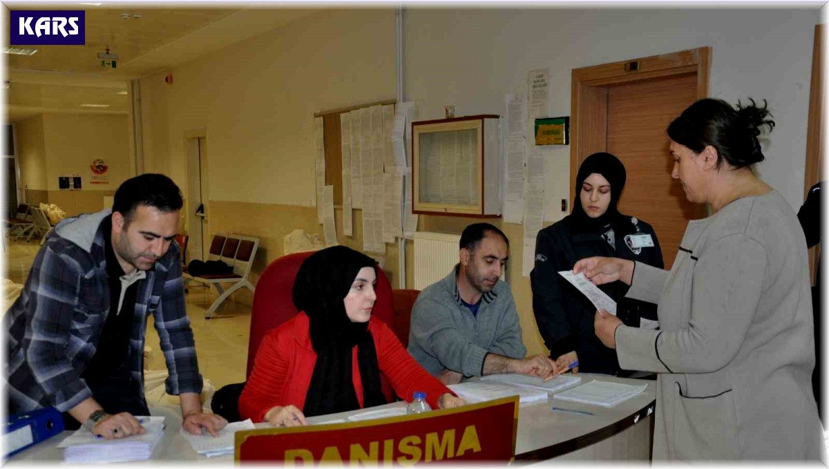 Kars'ta sandık başkanları torbalarını adliyeden aldı