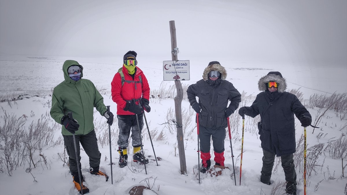 Kars'ta Sarıkamış şehitleri Yahni Dağı'nın zirvesinde anıldı