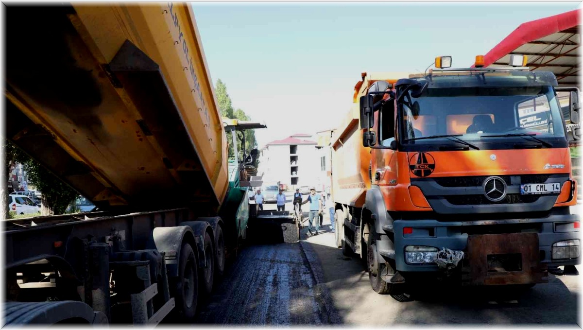 Kars'ta şehiriçi yollarda sıcak asfalt atılıyor