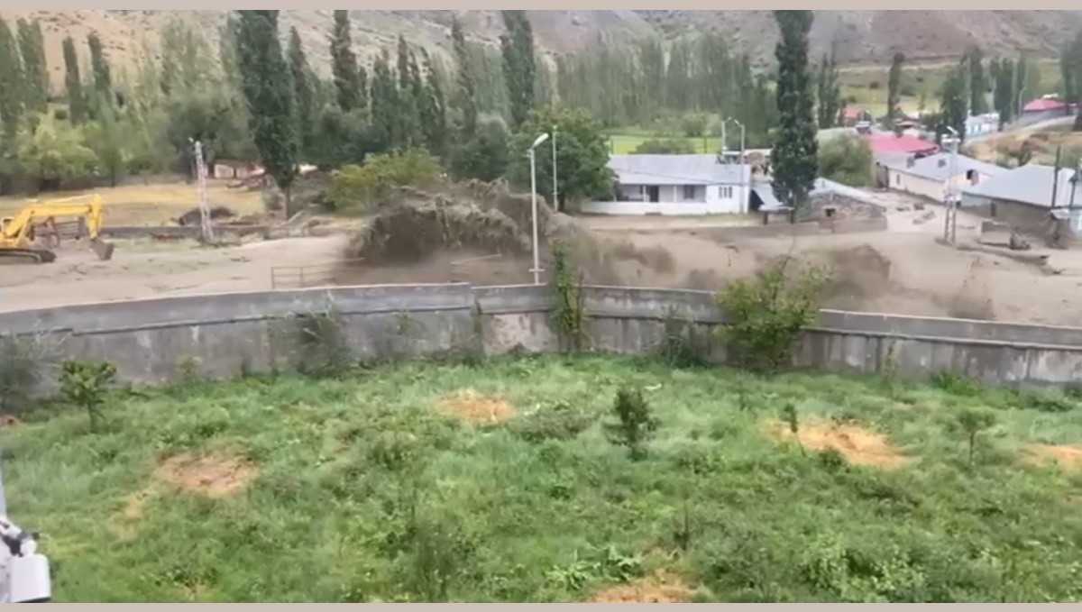 Kars'ta selin geliş anı kamerada