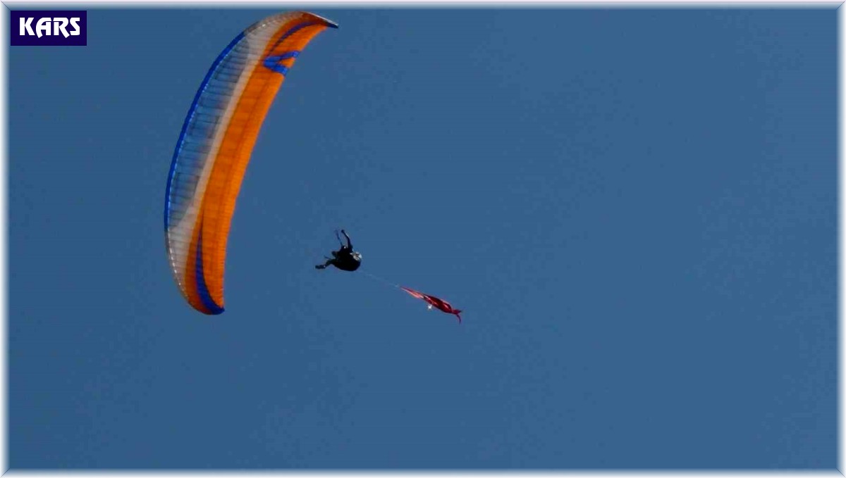 Kars'ta semalar yamaç paraşütüyle renklendi