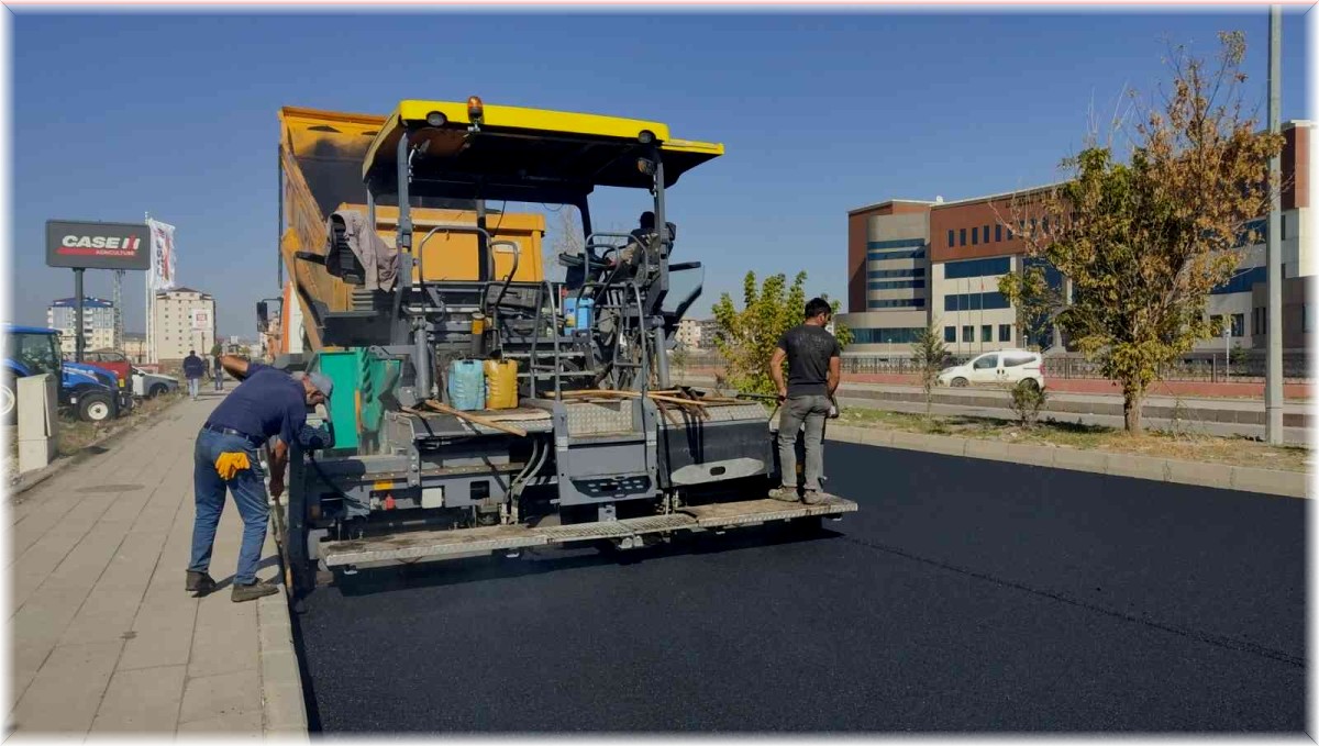 Kars'ta sıcak asfalt yol çalışmaları devam ediyor