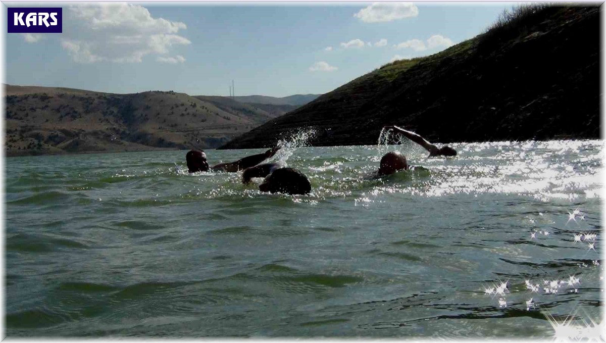Kars'ta sıcaktan bunalan vatandaşlar barajda serinleniyor