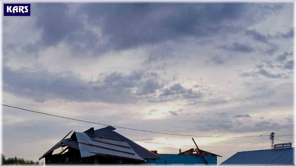 Kars'ta şiddetli rüzgar çatıları uçurdu