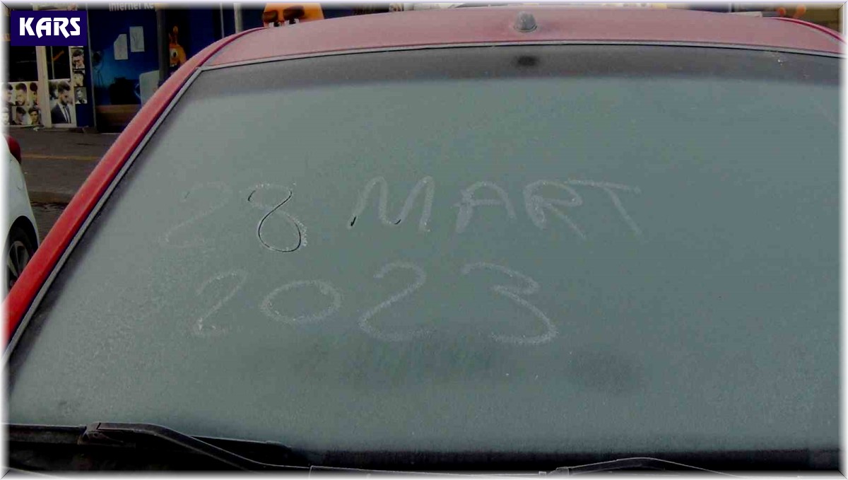 Kars'ta soğuktan araçların camları dondu