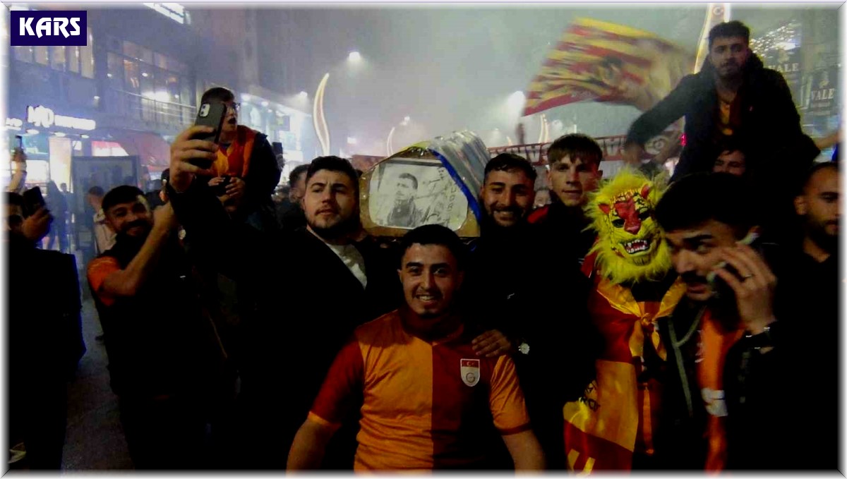 Kars'ta sokaklar sarı-kırmızı oldu