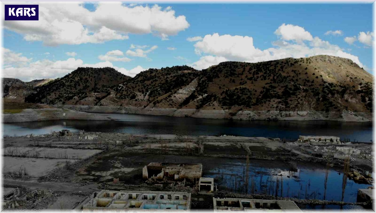 Kars'ta su çekildi, köy ortaya çıktı