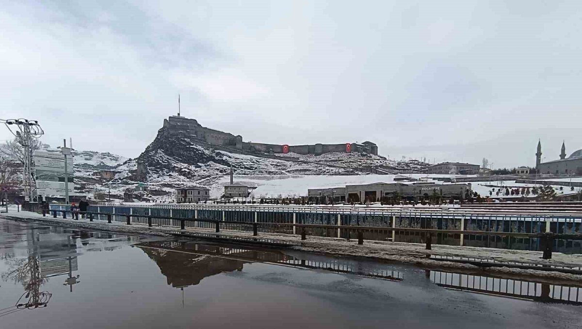 Kars'ta Şubat ayında karlar eriyor