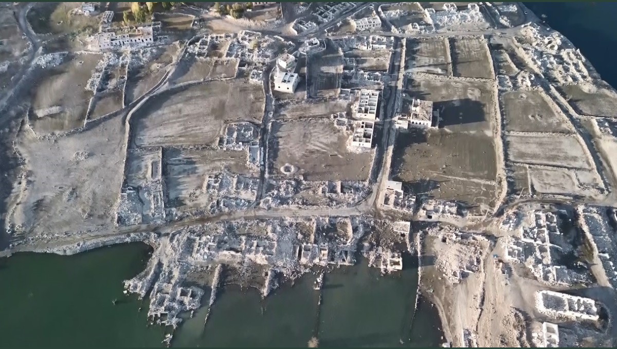 Kars'ta sular çekildi, eski köy ortaya çıktı