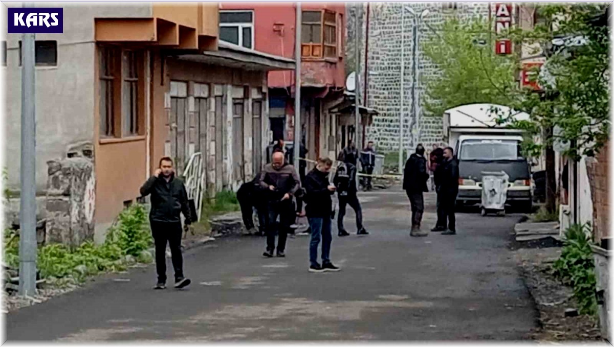 Kars'ta şüpheli valiz patlatıldı