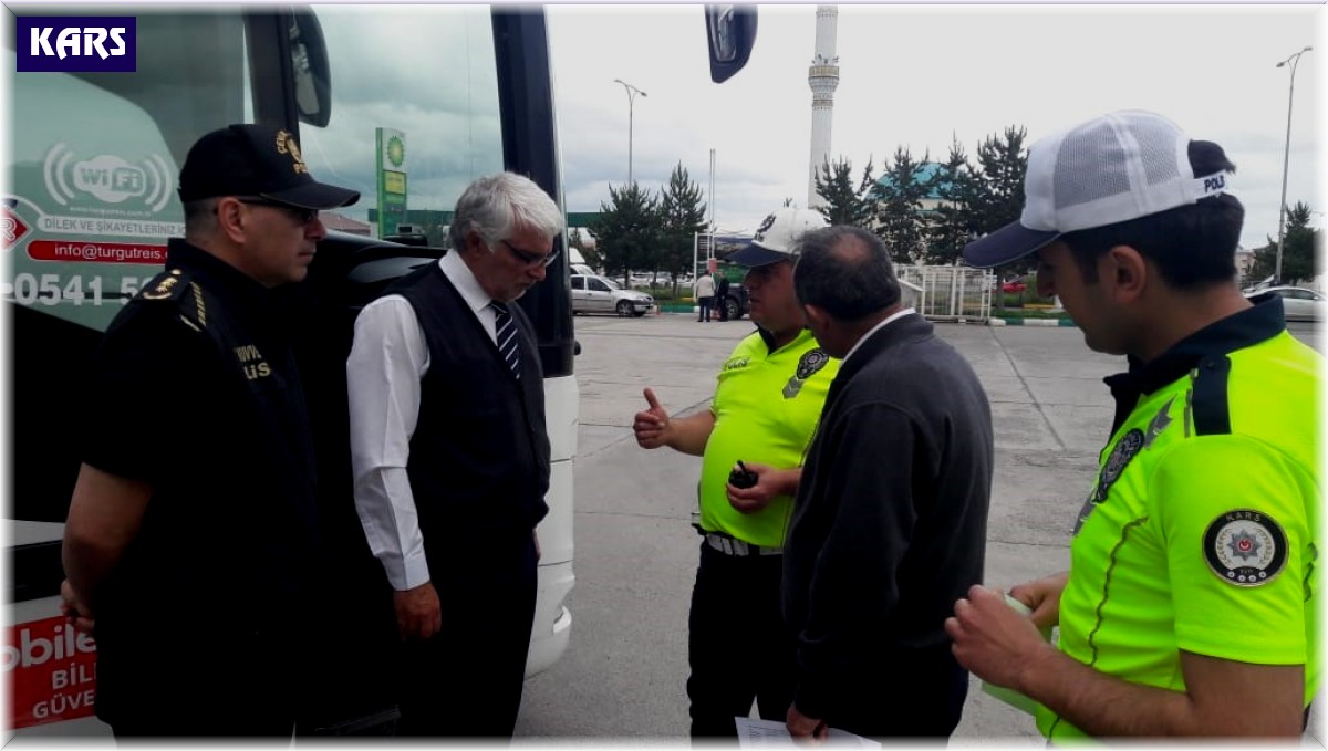Kars'ta sürücülere ve yolculara trafik kuralları anlatıldı