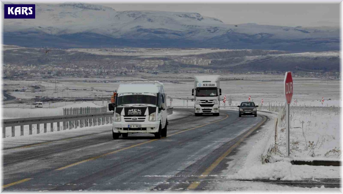 Kars'ta sürücülerin buzla imtihanı