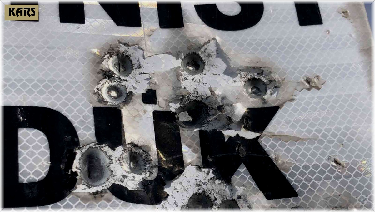 Kars'ta, tabelalar magandaların hedef tahtası oldu