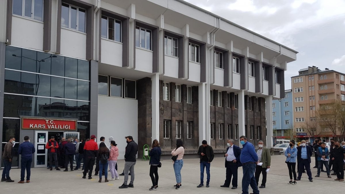 Kars'ta, 'tam kapanma' öncesi izin yoğunluğu