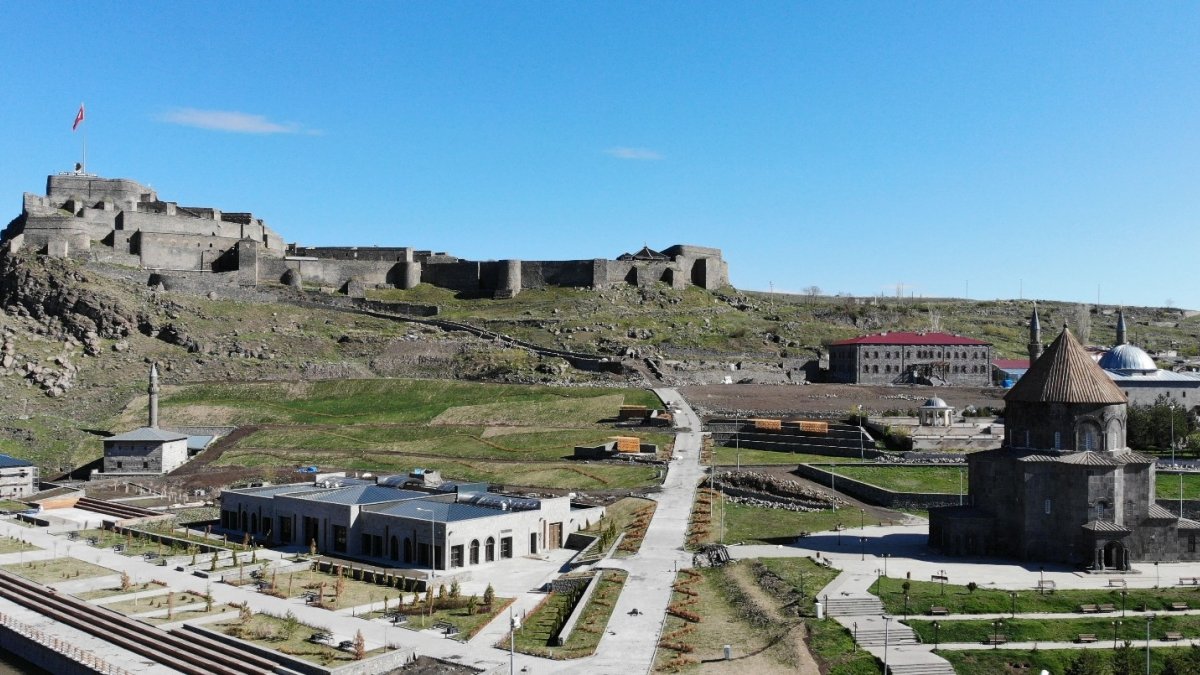 Kars'ta 'tam kapanma' sessizliği