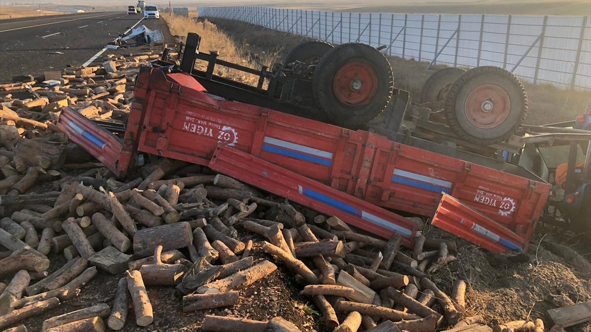 Kars'ta tanker ile odun yüklü traktör çarpıştı: 2 yaralı