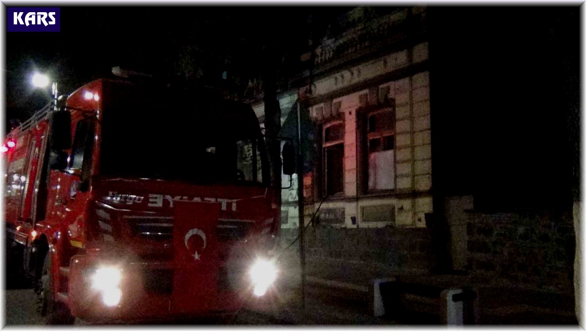 Kars'ta tarihi bina bir haftada 2 kez yandı