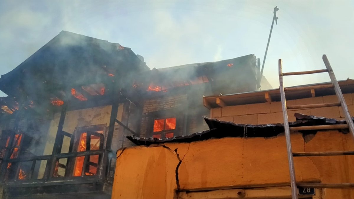 Kars'ta tarihi binada aynı gün iki kez yangın çıktı