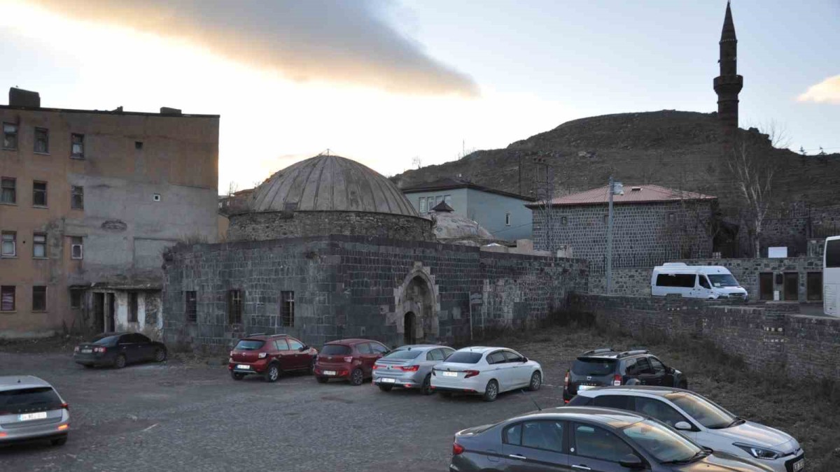 Kars'ta tarihi hamamın hali içler acısı