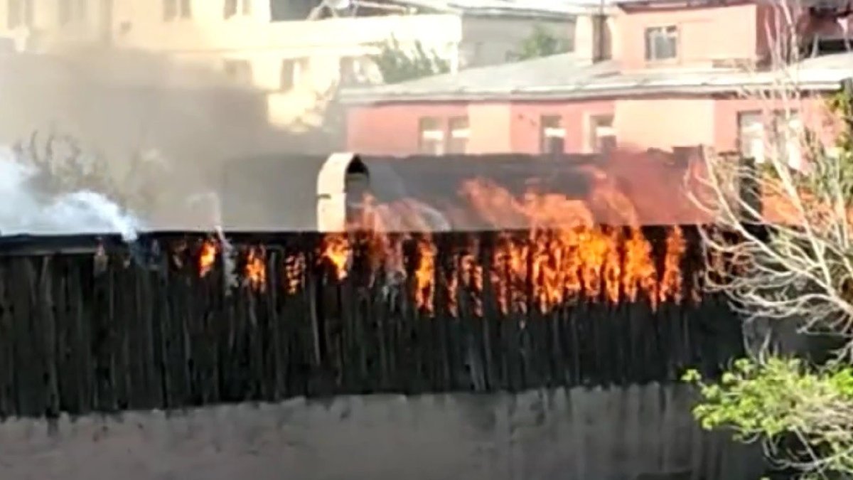 Kars'ta tarihi metruk binadaki yangın çevre evlere sıçradı
