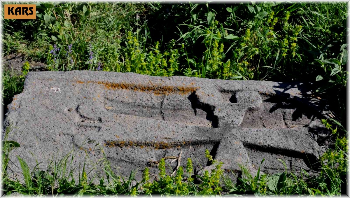 Kars'ta tarihi mezarlık yok oluyor