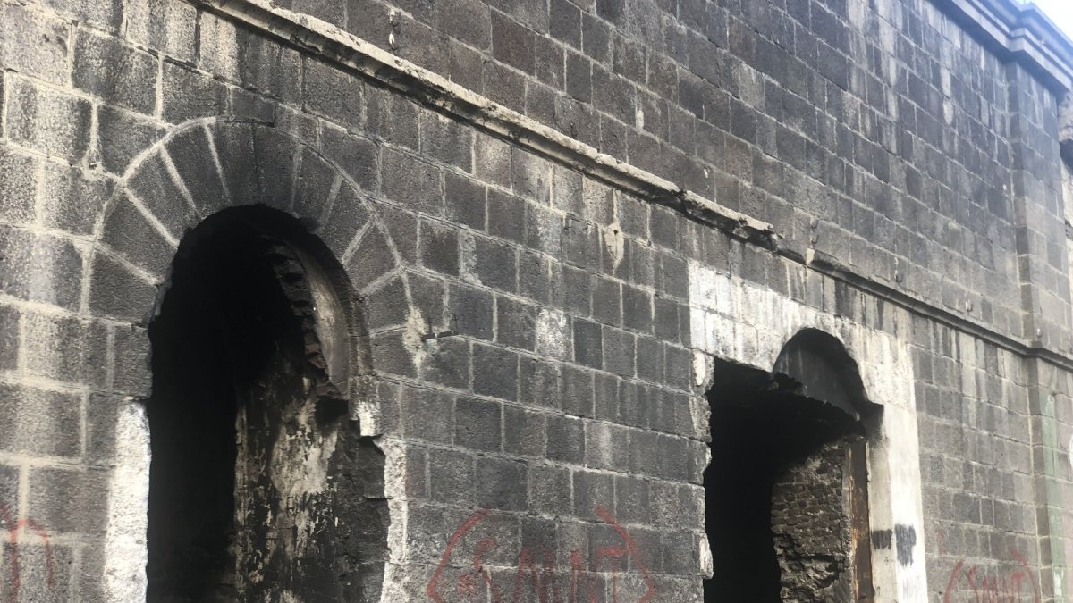 Kars'ta tarihi yapının duvarını kırdılar