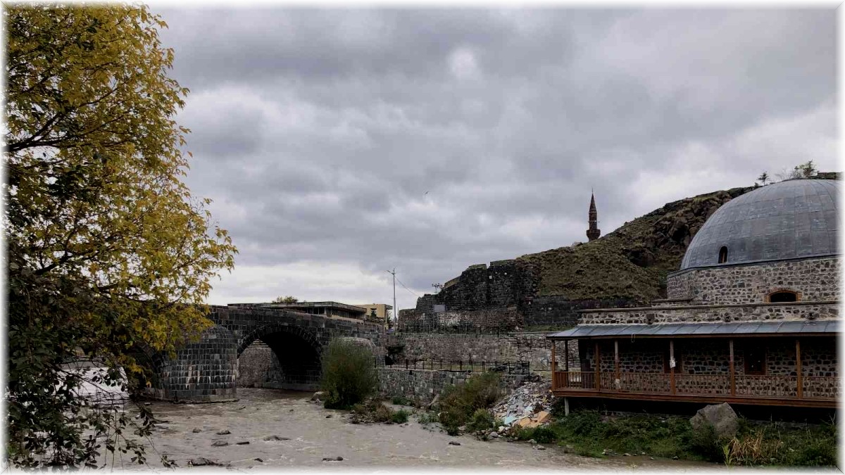 Kars'ta tarihi yerlerde sonbahar güzelliği