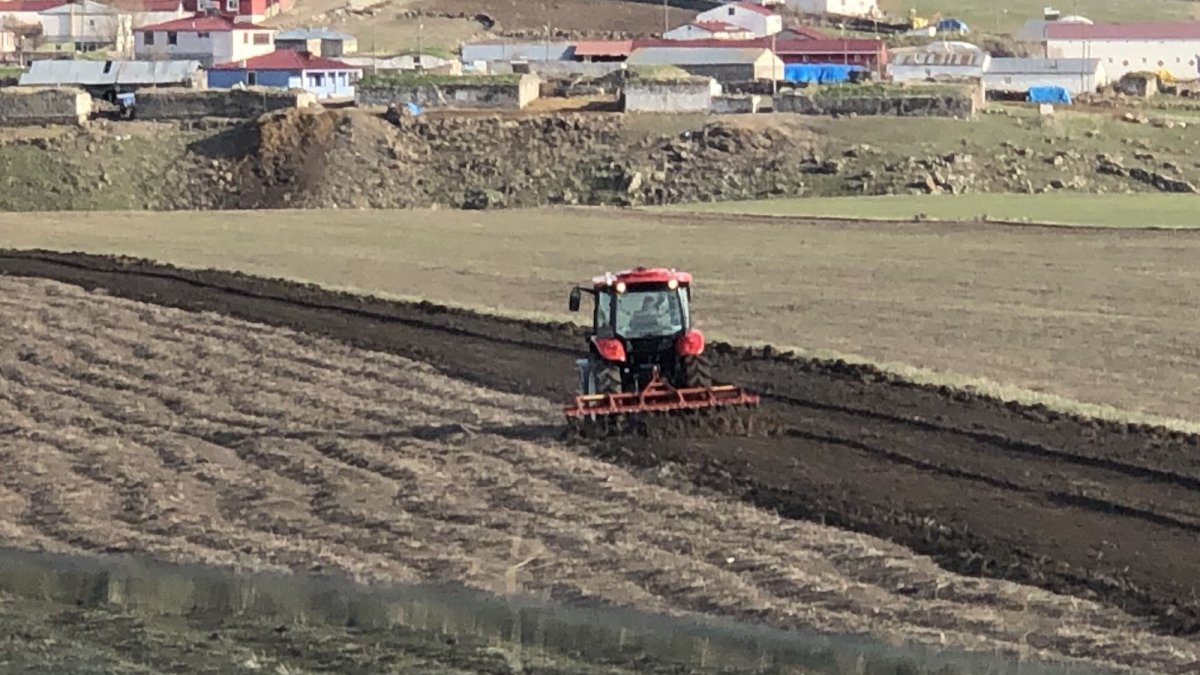 Kars'ta tarlalar sürülmeye başladı