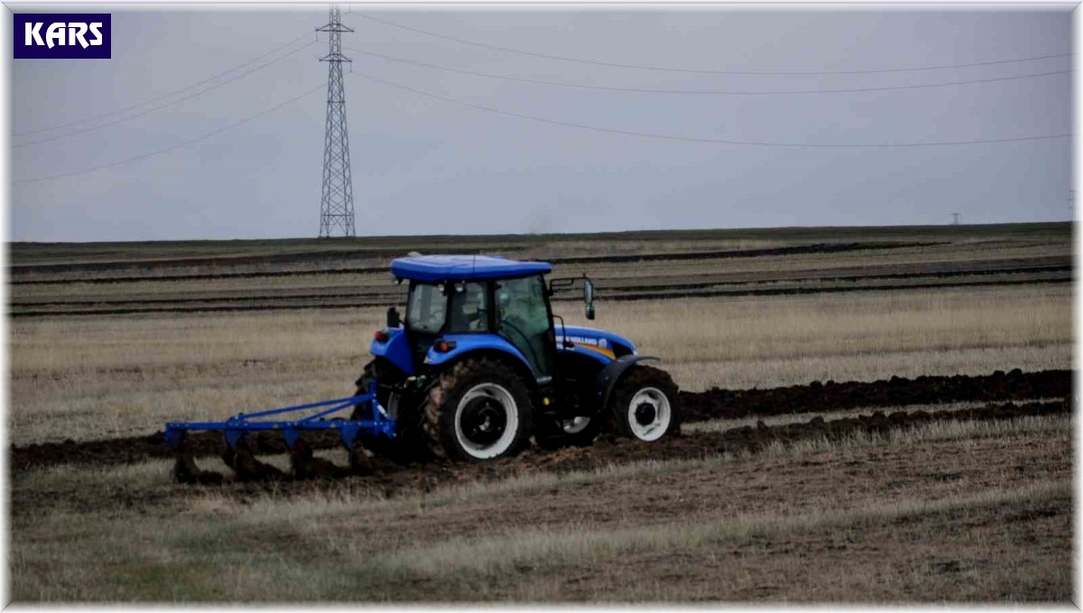 Kars'ta tarlalar sürülüyor