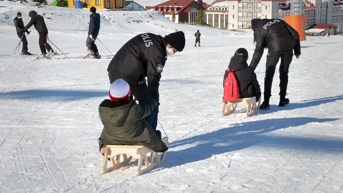 Kars'ta tatil yapma imkanı olmayan çocuklar polisin desteğiyle kayak keyfi yaşıyor